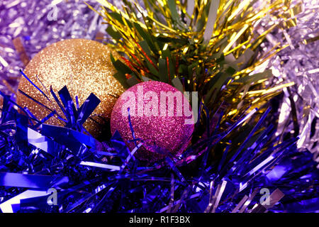 Weihnachten Hintergrund mit Bändern und farbigen Kugeln. Stockfoto