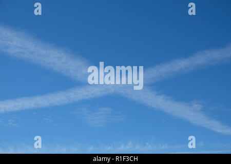 Saint Andrews Kreuz in den Himmel von Dampf gebildet Spuren von hoch fliegenden Flugzeugen. Stockfoto