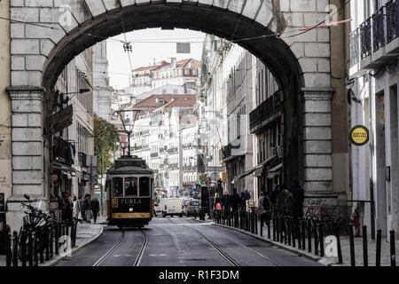 Der Lissabonner Straßenbahn-Netz, in Betrieb seit 1873, besteht derzeit aus sechs städtischen Linien. Im Jahr 1901 wurde das Netz elektrifiziert. Der Niedergang der Net Stockfoto