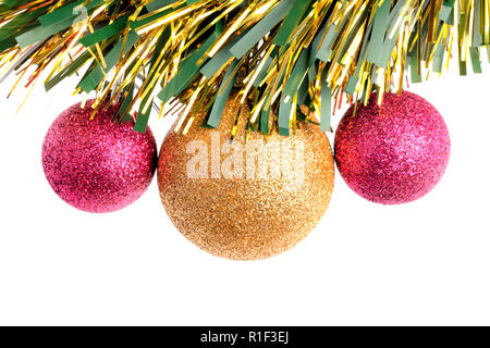 Weihnachten Hintergrund mit Bändern und farbigen Kugeln isoliert auf Weiss. Stockfoto