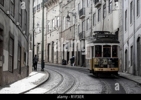 Der Lissabonner Straßenbahn-Netz, in Betrieb seit 1873, besteht derzeit aus sechs städtischen Linien. Im Jahr 1901 wurde das Netz elektrifiziert. Der Niedergang der Net Stockfoto