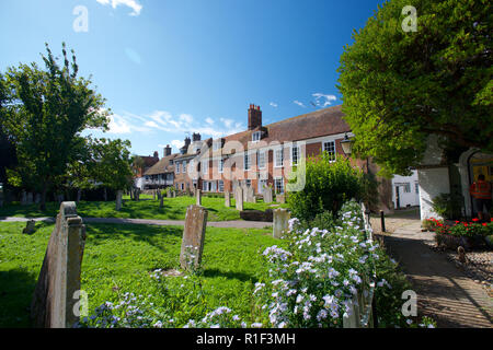 Kirchplatz in Rye in East Sussex mit Kirchhof der St. Mary's Kirche im Vordergrund. Stockfoto