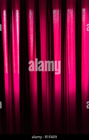 Vertikale Bild von Rosa Vorhang für Hintergrund und Textur Stockfoto