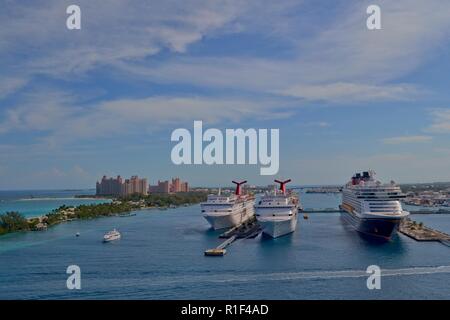 Nassau, Bahamas - Januar 11, 2015: Blick auf die Kreuzfahrtschiffe in den Hafen von Nassau und das Atlantis Resort auf Paradise Island auf den Bahamas Stockfoto