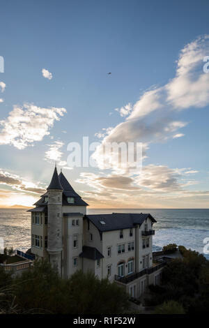 Villa Belza, thront auf dem Biarritz Küste im Südwesten Frankreichs. Stockfoto