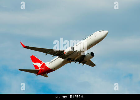 PERTH, Australien - 9 November, 2018: Start der kommerziellen Boeing 737-838 der Qantas Flugzeug Stockfoto