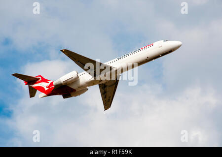 PERTH, Australien - 9 November, 2018: Start der kommerziellen Boeing 717-200 Flugzeug vom QantasLink Stockfoto