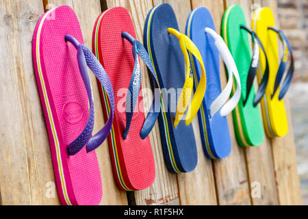 London, Großbritannien - 1 September, 2018 - Flip Flops in verschiedenen Farben auf Anzeige bei Camden Town Stockfoto