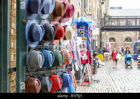 Verschiedene Hüte auf Anzeige an der Camden Market in London. Stockfoto