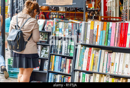 London, Großbritannien - 1 September, 2018 - Regale voller Bücher auf eine second hand Book Shop im Camden Market Stockfoto