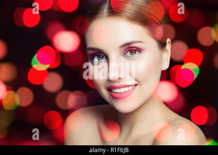 Glamouröse Frau mit bunten Make-up Party bokeh Glitzer Hintergrund Stockfoto