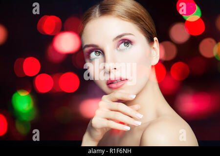 Schöne Frau mit bunten Make-up auf bokeh Glitzer Hintergrund Stockfoto