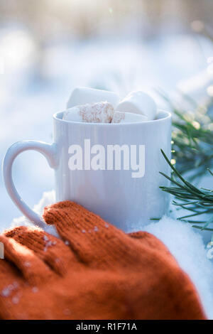 Tasse Kaffee mit Marshmallow im Winter Wald Stockfoto
