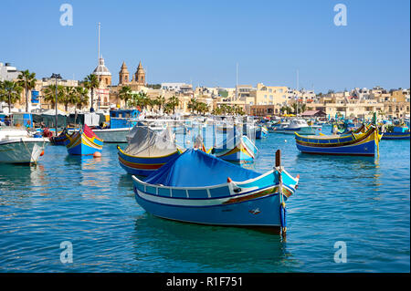 Marxaslokk Hafen mit traditionellen maltesischen eyed Boote - luzzu auf dem hellen, sonnigen Tag. Stockfoto