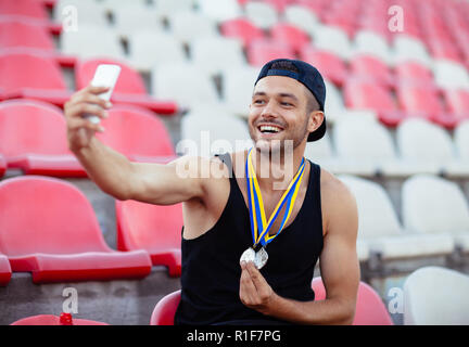 Sieger mit Medaillen, selfie. Meister nimmt Moment des Triumphes. Sieg Konzept Stockfoto