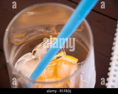 Cocktail Glas voller Eis und Zitrone auf Tisch in der Bar Stockfoto