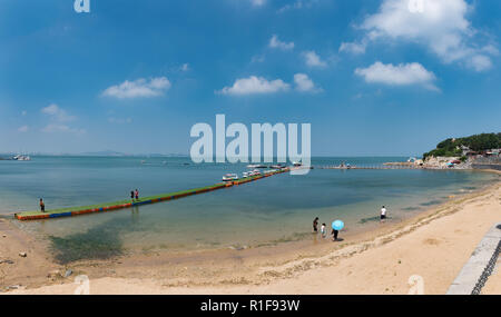 YANTAI, Provinz Shandong, China - 16 May 2018: Moon Bay ist ein beliebter Strand in Yantai. Stockfoto