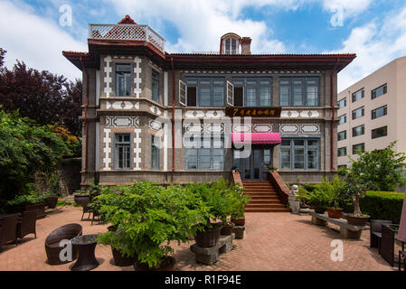 YANTAI, Provinz Shandong, China - 17 May 2018: Alte Gebäude im Yantaishan Scenic Area, jetzt als Café verwendet. Stockfoto