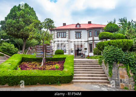 YANTAI, Provinz Shandong, China - 17 May 2018: Die Peking Oper Museum in Yantaishan. Stockfoto