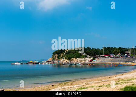 YANTAI, Provinz Shandong, China - 16 May 2018: Moon Bay, Eastern Fort und Dongpaotai Scenic Area hinter Stockfoto