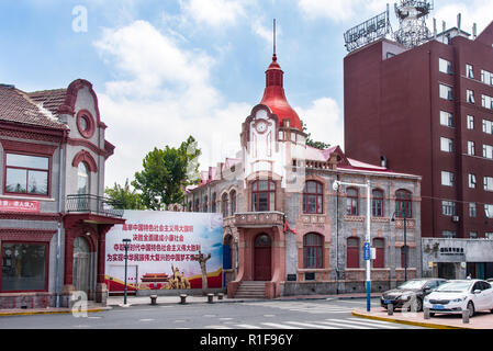 YANTAI, Provinz Shandong, China - 17 May 2018: Alte Gebäude in der Nähe des Eingangs des Yantaishan Scenic Area. Die Architektur vieler Gebäude in diesem Bereich ist Stockfoto