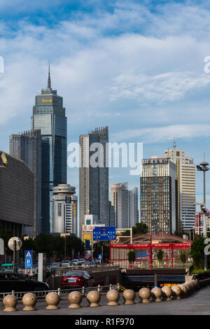 YANTAI, Provinz Shandong, China - 17 May 2018: Ansicht im Zentrum von Yantai. Stockfoto