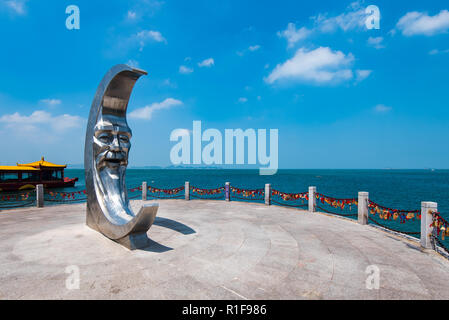 YANTAI, Provinz Shandong, China - 16 May 2018: Mond Skulptur an Moon Bay Stockfoto