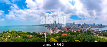 YANTAI, Provinz Shandong, China - 17 May 2018: Yantai Stadt und Strand vom Yantaishan Leuchtturm gesehen Blick nach Osten. Stockfoto