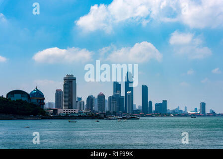 YANTAI, Provinz Shandong, China - 16 May 2018: Yantai Stadt, von Moon Bay gesehen Stockfoto