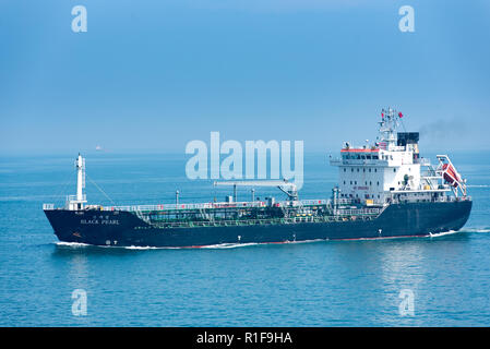 YANTAI, Provinz Shandong, China - 21 May 2018: Asphalt-/Bitumentanker Black Pearl IMO 9554834 nähern Yantai Port. Stockfoto