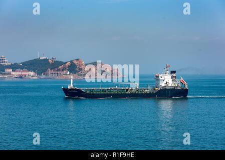 YANTAI, Provinz Shandong, China - 21 May 2018: Asphalt-/Bitumentanker Black Pearl IMO 9554834 nähern Yantai Port. Stockfoto