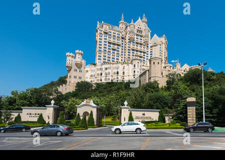 DALIAN, Provinz Liaoning, China - 22 May 2018: Das Schloss Hotel in Dalian. Stockfoto