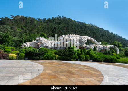 DALIAN, Provinz Liaoning, China - 22 May 2018: Tiger Skulptur in Laohutan malerischen Park. Stockfoto