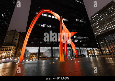 Das Flamingo wurde von Alexander Calder 1974 vor Der Kluczynski Federal Building erstellt. Stockfoto