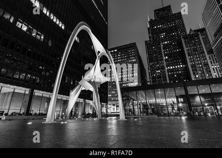 Das Flamingo wurde von Alexander Calder 1974 vor Der Kluczynski Federal Building erstellt. Stockfoto