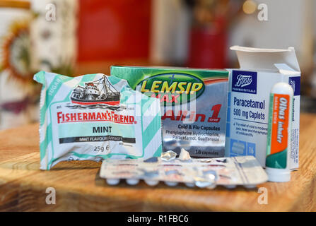 Vielzahl von Erkältung und Grippe Arzneimittel Heilmittel gekauft von lokalen Chemiker einschließlich Fishermans Friend, Lemsip alle in einem Olbus Öl- und paracetamol tabletten Stockfoto