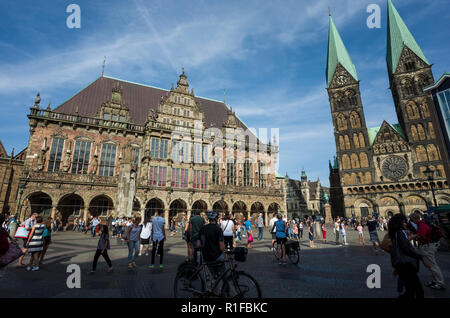 Marktplatz, Bremen. Deutschland Deutschland. Eine Szene über den Markt Platz gegenüber dem Rathaus, Rathous. Es ist ein sonniger Tag, so gibt es viele touristische Urlauber aus erkunden und genießen die Sonne. Stockfoto