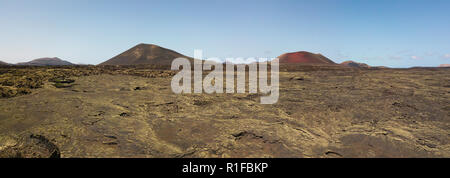 Luftaufnahme Montaña Negra und Caldera Colorada Vulkan, lava Feld mit Flechten, Lanzarote, Kanarische Inseln, Spanien, Europa Stockfoto