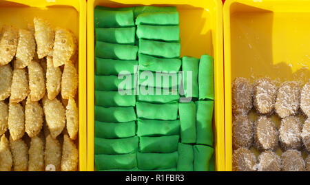 Auswahl an leckeren und bunten Malaysischen hausgemachte Kuchen aus der Region oder "KUEH' auf der Straße verkauft Stall in Kota Kinabalu in Sabah von oben Bildwinkel w Stockfoto