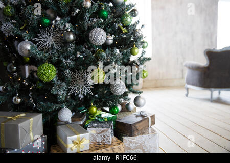 Weihnachten Geschenke unter dem Weihnachtsbaum mit Dekorationen in den Morgen, das Interieur im traditionellen Stil Stockfoto