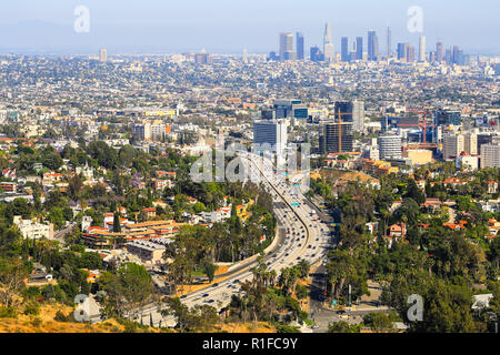 Los Angeles, Kalifornien, USA - 28. Mai 2017: Blick von Los Angeles mit Downtown LA im Hintergrund und Hollywood mit der Landstraße 101 in der Front. Stockfoto