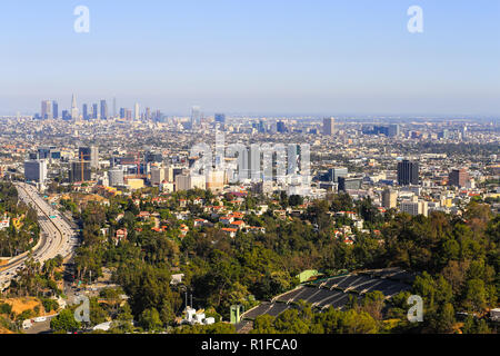 Los Angeles, Kalifornien, USA - 28. Mai 2017: Blick von Los Angeles mit Downtown LA im Hintergrund und Hollywood mit der Landstraße 101 in der Front. Stockfoto