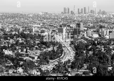 Los Angeles, Kalifornien, USA - 28. Mai 2017: Blick von Los Angeles mit Downtown LA im Hintergrund und Hollywood mit der Landstraße 101 in der Front. C Stockfoto