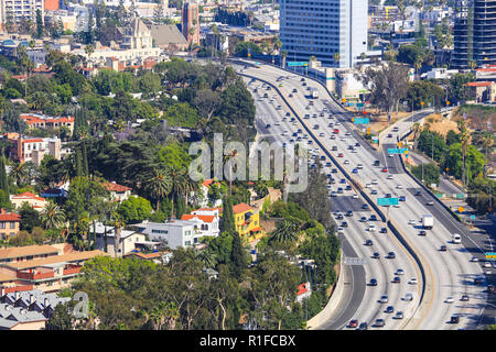 Los Angeles, Kalifornien, USA - 28. Mai 2017: Die Landstraße 101 in Los Angeles. Viele Autos fahren in beide Richtungen. Stockfoto