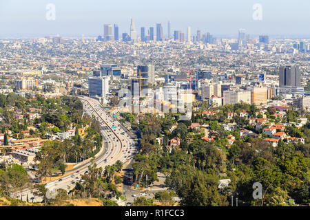 Los Angeles, Kalifornien, USA - 28. Mai 2017: Blick von Los Angeles mit Downtown LA im Hintergrund und Hollywood mit der Landstraße 101 in der Front. Stockfoto