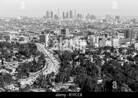 Los Angeles, Kalifornien, USA - 28. Mai 2017: Blick von Los Angeles mit Downtown LA im Hintergrund und Hollywood mit der Landstraße 101 in der Front. C Stockfoto