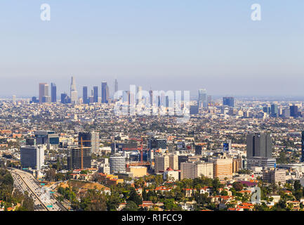 Los Angeles, Kalifornien, USA - 28. Mai 2017: Blick von Los Angeles mit Downtown LA im Hintergrund und Hollywood mit der Landstraße 101 in der Front. Stockfoto