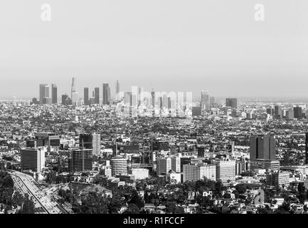 Los Angeles, Kalifornien, USA - 28. Mai 2017: Blick von Los Angeles mit Downtown LA im Hintergrund und Hollywood mit der Landstraße 101 in der Front. C Stockfoto