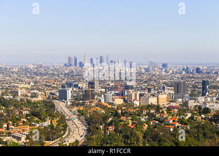 Los Angeles, Kalifornien, USA - 28. Mai 2017: Blick von Los Angeles mit Downtown LA im Hintergrund und Hollywood mit der Landstraße 101 in der Front. Stockfoto