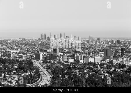 Los Angeles, Kalifornien, USA - 28. Mai 2017: Blick von Los Angeles mit Downtown LA im Hintergrund und Hollywood mit der Landstraße 101 in der Front. C Stockfoto